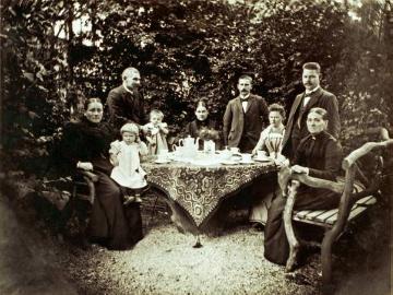 Familie Theodor Josef Schneider an der Kaffeetafel im Garten des Hauses Kölner Straße 20