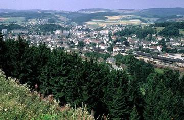 Blick über Attendorn aus Richtung Burg Schnellenberg, um 1965?