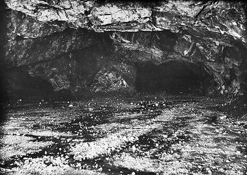 Kalksteinbruch: Weitungsbau unter Tage: Durch Kalksteinausbeute entstandene Höhle