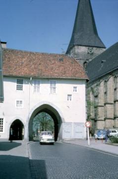 Stadttor "Römer", Wahrzeichen der Stadt, und evangelische Pfarrkirche