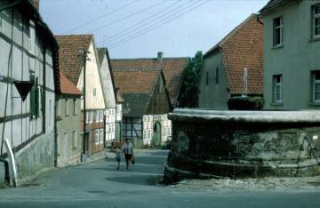 Nieheim, 1968: Altstadtviertel an der St. Nikolaus-Kirche mit ehemaligem Stadtbrunnen ("Kump")