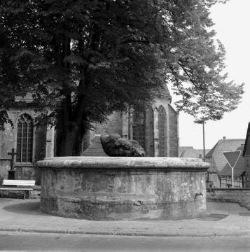 Nieheim, 1968: Altstadtviertel an der St. Nikolaus-Kirche mit ehemaligem Stadtbrunnen ("Kump")