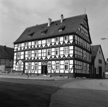 Nieheim, Richterstraße: Das "Richterhaus" im Jahre 1968, dreigeschossiger Fachwerkbau, erbaut 1701