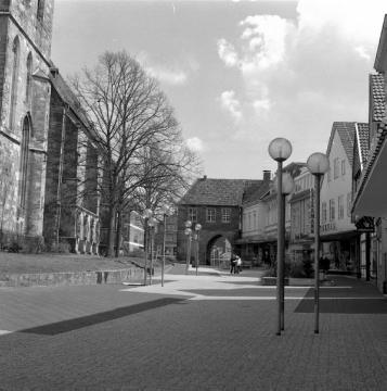 Fußgängerzone mit Ladenzeile an der evangelischen Pfarrkirche, im Hintergrund das Stadttor "Römer", Wahrzeichen der Stadt