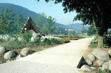 Promenade im Kurpark des Luftkurortes Saalhausen