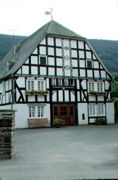 Fachwerkhaus mit Balkenschnitzerei in Saalhausen