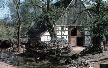 Bach vor einem Bauernhaus in Leiberg