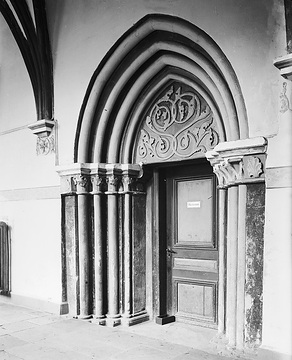 Ehem. Zisterzienserkloster Hardehausen (1140-1803), um 1930?: Portal im Kreuzgang (seit 1949 kath. Landvolkshochschule Anton Heinen)