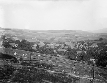 Blick über Oesdorf auf das Diemeltal und die südlichen Ausläufer des Eggegebirges