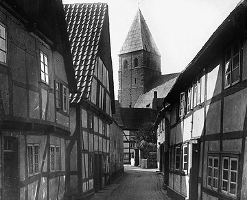 Fachwerkhäuser in der Haarhofsgasse mit Blick auf den Turm der St. Pauli-Kirche, Aufnahmedatum der Fotografie ca. 1913.