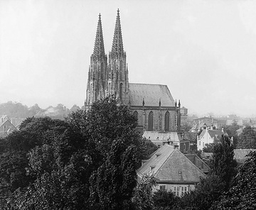 Ortsbild mit doppelturmiger Kirche St. Maria zur Wiese. Gotik, Turmhelme von 1874/75, Aufnahmedatum der Fotografie ca. 1913.