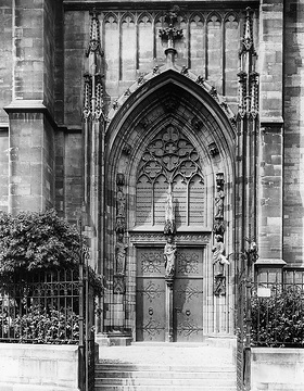 Pfarrkirche St. Maria zur Wiese: Maßwerk- und Fialenschmuck am Südportal, Aufnahmedatum der Fotografie ca. 1913.