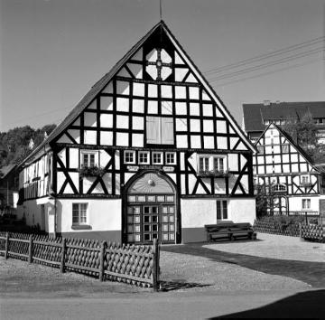 Fachwerk-Bauernhaus aus dem späten 18. Jahrhundert im Dorf Kirchveischede