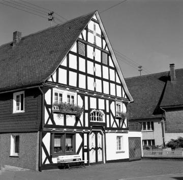 Fachwerk-Bauernhaus aus dem späten 18. Jahrhundert im Dorf Kirchveischede