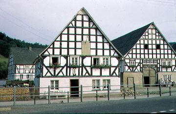 Fachwerk-Bauernhäuser aus dem späten 18. Jahrhundert im Dorf Kirchveischede