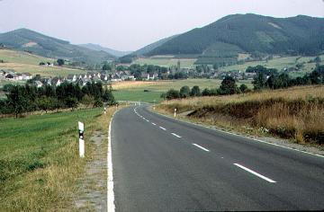 Bundesstraße 236 Richtung Schmallenberg im Lennetal bei Saalhausen