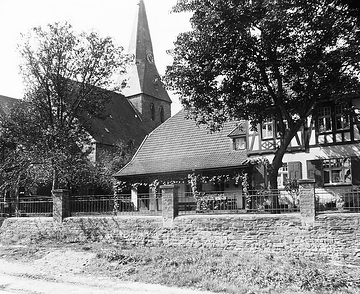 Pfarrhaus und Schule an der St. Pantaleon-Kirche in Lohne, ca. 1913.