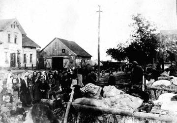 Kriegsschauplatz Ostpreußen/Masuren 1915: Deutscher Flüchtlingstreck auf der Flucht vor russischen Truppen