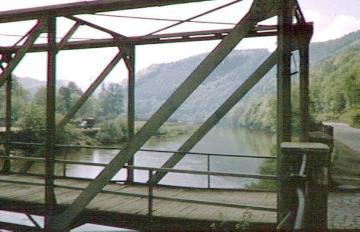Lennebrücke: Stahlkonstruktion mit Holzbohlenboden (zwischen Werdohl und Altena)
