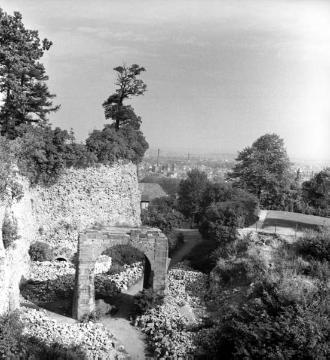 Burg Sparrenberg: Blick über die im Krieg zerstörte Brücke auf die Stadt