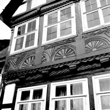 Schwalenberg, Rathaus (erbaut 1579), Detailansicht: Schnitzornamentik der Weserrenaissance im Fachwerkgebälk der Hauptfront