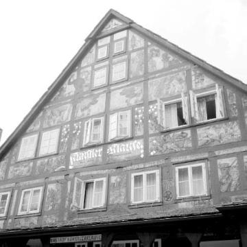 Schwalenberg, 1961: Gasthof Künstlerklause, Giebelansicht, Alte Torstraße 14 - Fachwerkgebäude mit Fassadenmalereien des Künstlers Friedrich Eicke von 1931