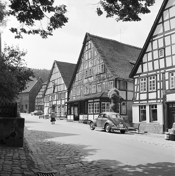Schwalenberg, 1961: Die Alte Torstraße mit den Häuser 12/12a (rechts angeschnitten), Gasthof Künstlerklause in Nr. 14 (Mitte) und Haus Nr. 16 (letzteres später stark verändert)