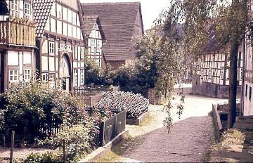 Schwalenberg, 1961: Der Papenwinkel nach Osten, links: Dielenhaus Papenwinkel 2 (links), errichtet 1592 vom Drosten Heinrich von Mengersen