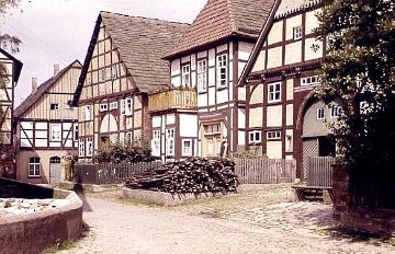 Schwalenberg, 1961: Der Papenwinkel nach Westen mit den Häusern Nr. 2 (links vorn), errichtet  1592 vom Drosten Heinrich von Mengersen, Nr. 4, Nr. 6 (erbaut 1791) und dem ev. ref. Pfarrhaus (Nr. 12), errichtet 1694