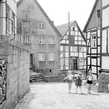 Schwalenberg, 1961: Der Klingenberg mit den Häusern Nr. 6 und Nr. 4 (vorn links) in der Nähe des historischen Rathauses