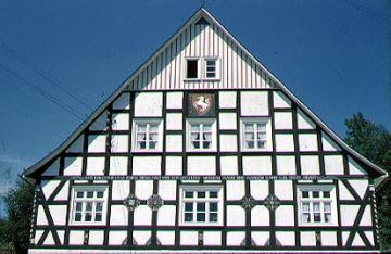 Fachwerkgiebel mit dem Westfalen-Wappen in Oberkirchen