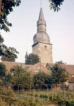Wohnviertel mit Nutzgärten an der St. Stephanus-Kirche in Oestinghausen