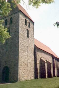 Die ev. Pfarrkirche, ehemals St. Dionysius: Seitenansicht mit Westturm