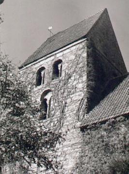Teilansicht des Westturms der ev. Pfarrkirche, ehemals St. Dionysius