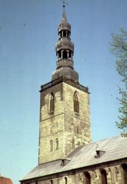 Der Turm der ev. Pfarrkirche St. Petri