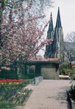 Theodor Heuss-Park mit Blick auf die "Wiesenkirche" (ev. Pfarrkirche St. Maria zur Wiese)