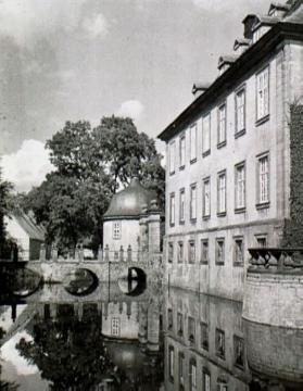 Schloss Vinsebeck, Gebäudepartie mit Gräftenbrücke - Barockbau, 1720  errichtet von Justus Wehmer für Johann Ignaz von der Lippe