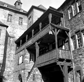 Partie der Freusburg von der Hofseite mit Treppenaufgang und hölzerner Galerie