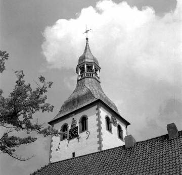 Barocke Turmhaube der katholischen Pfarrkirche St. Georg mit Kirchturmuhr