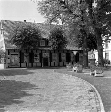 Fachwerkgebäude am Marktplatz, erbaut im Stil des Töddenhauses, der Baukultur reisenden Kaufleute ("Tödden") in der Blütezeit des Leinenhandels im 18. Jahrhundert