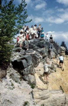 Jugendgruppe auf den Klippen der Velmertot (441 m), Nahtstelle zwischen Eggegebirge und Teutoburger Wald