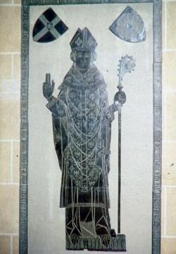 Grabplatte des Bischofs Bernhard V. zur Lippe (+1341) am Vierungspfeiler des St. Liborius Domes