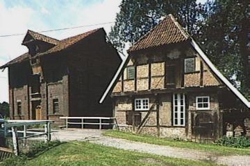 Haus Vorhelm: Fachwerkmühle, erbaut 1874, und Ökonomiegebäude