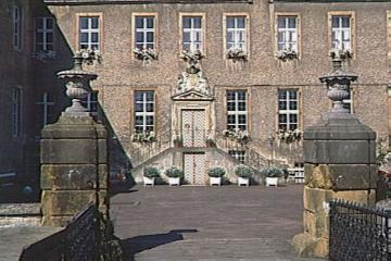 Barocke Zwei-Insel-Anlage Haus Vornholz, erbaut 1666-1685: Partie mit Toranlage