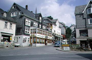 Häuserzeile mit Schieferfassaden; Blick in die Schloßstraße, Kreuzung Poststraße (B480)