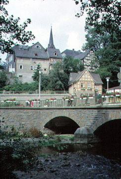Partie der Unterstadt mit alter Steinbogenbrücke über die Odeborn