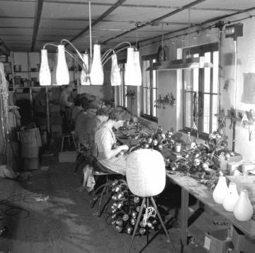 Lampenfabrik Asmuth in Düdinghausen: Arbeiterinnen bei der Lampenmontage