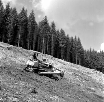 Straßenbau am Erbscheid bei Sondern: Hangplanierung mit dem Bulldozer - Baumaßnahme im Zuge der Errichtung der Biggetalsperre 1957-1965