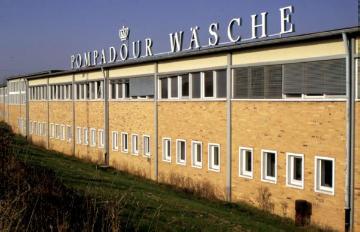 Schieder: Die Pompadour-Textilwerke, gegründet um 1950 im Zuge der ersten Ansiedlungsinitiativen der Gemeinde zur Schaffung industrieller Arbeitsplätze