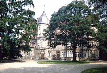 Schloss Barntrup, Vorplatz mit Blick auf die Eingangsfront